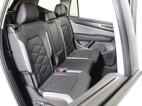 Used 2025 Volkswagen Atlas Peak Edition SE image 50