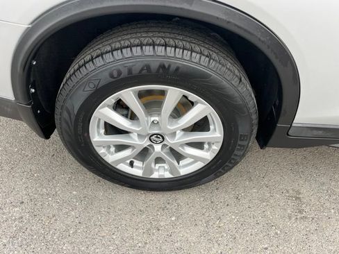 Used 2017 Nissan Rogue SV AWD/4WD image 21