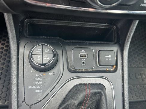 Used 2019 Jeep Cherokee Trailhawk w/ Cold Weather Group AWD/4WD image 9