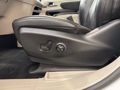 Used 2023 Chrysler Pacifica Touring-L FWD image 15