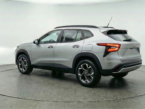 Used 2025 Chevrolet Trax LT FWD image 6