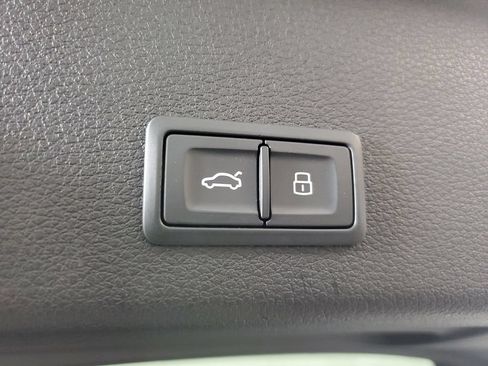 Used 2023 Audi e-tron Premium Plus w/ Premium Plus Package AWD/4WD image 10