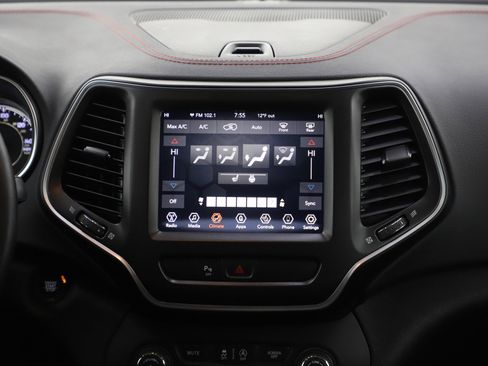 Used 2019 Jeep Cherokee Trailhawk w/ Cold Weather Group image 15