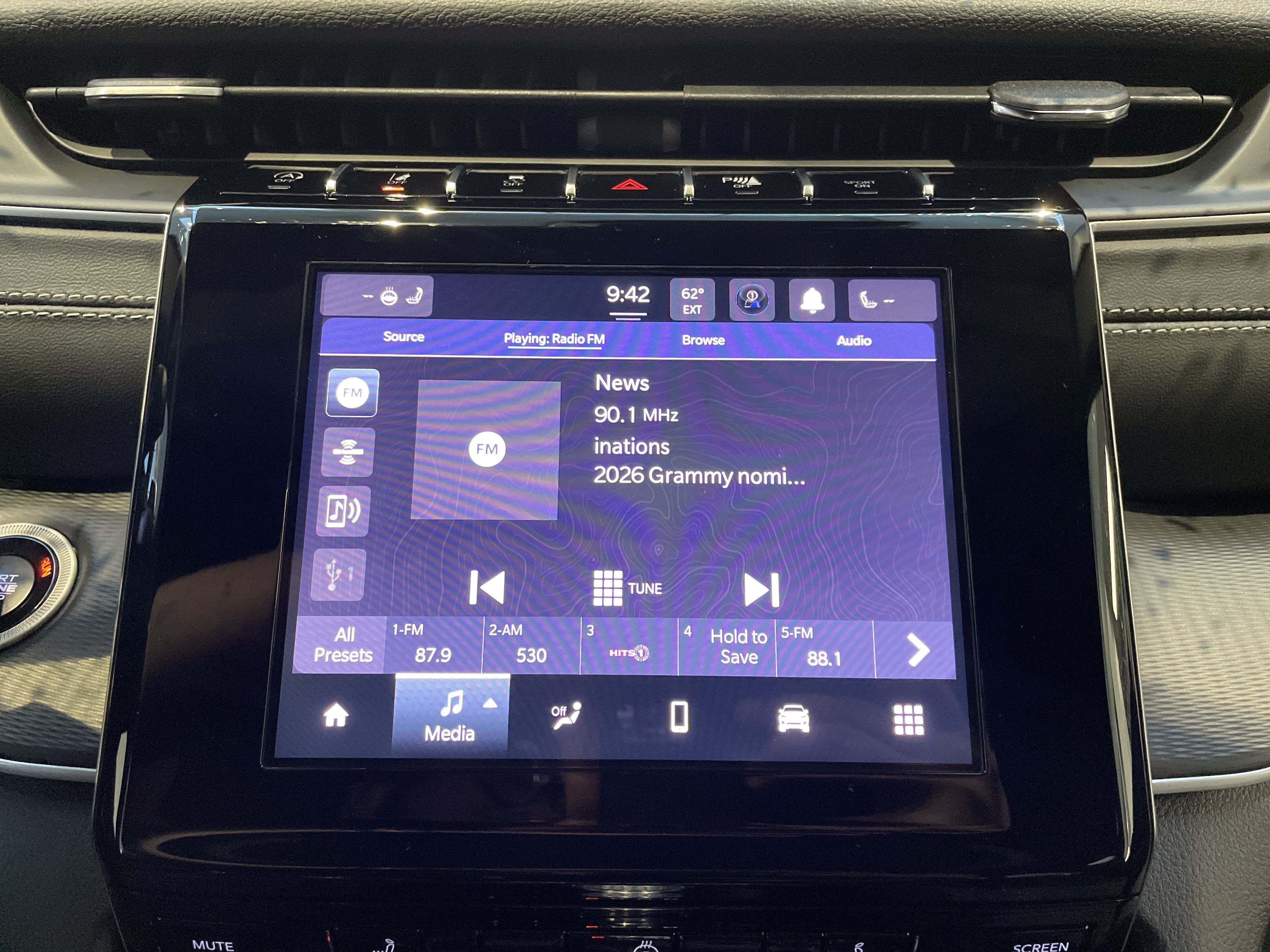Used 2025 Jeep Grand Cherokee Laredo w/ Luxury Tech Group I RWD image 23