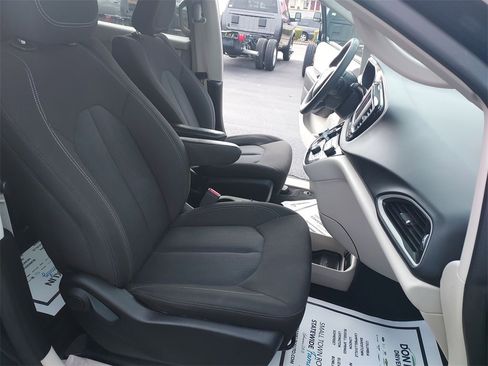 Used 2023 Chrysler Voyager LX image 30