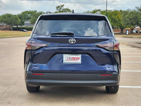 Used 2026 Toyota Sienna XLE FWD image 5