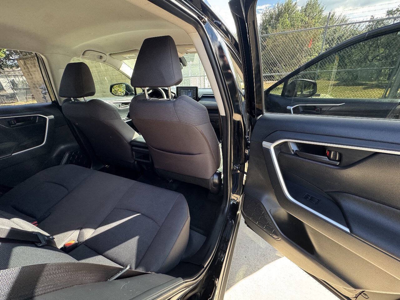 Used 2019 Toyota RAV4 LE FWD image 29