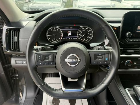 Used 2025 Nissan Pathfinder SV FWD image 5