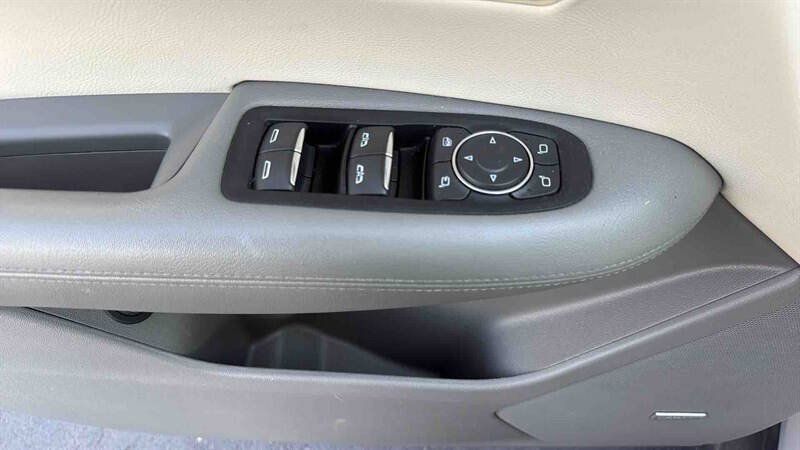 Used 2017 Cadillac XT5 Luxury w/ Driver Awareness Package FWD image 10