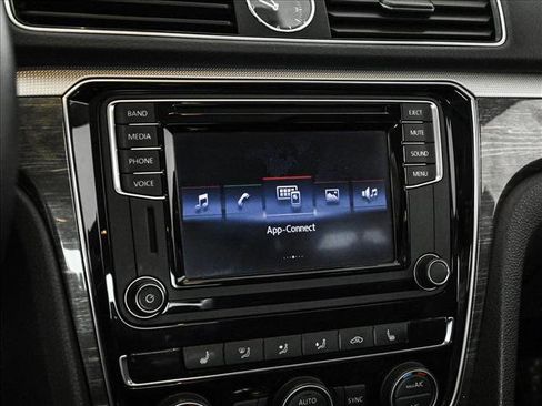 Used 2017 Volkswagen Passat 1.8T SE FWD image 15