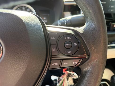 Used 2021 Toyota Corolla LE image 9