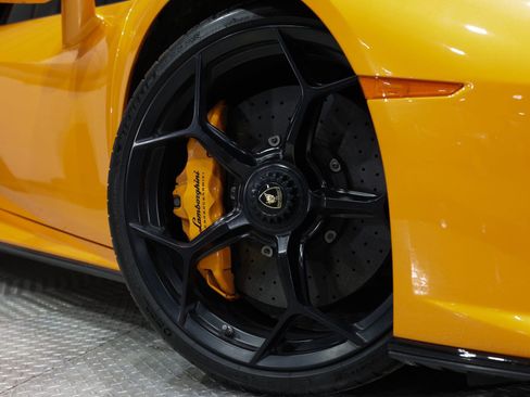 Used 2020 Lamborghini Huracan EVO image 16