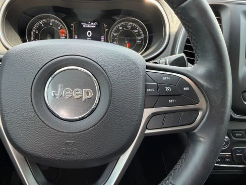 Used 2019 Jeep Cherokee Latitude Plus FWD image 16