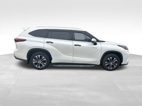 Used 2021 Toyota Highlander XLE AWD/4WD image 7