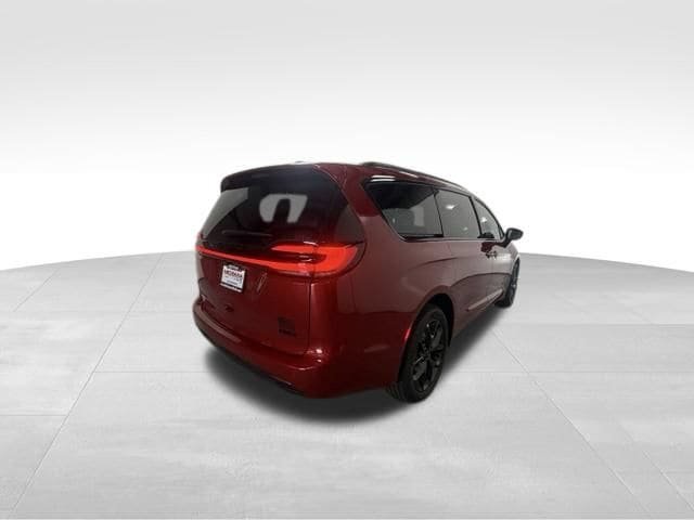 New 2027 Chrysler Pacifica Select AWD/4WD image 6