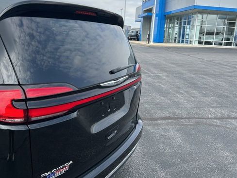 Used 2024 Chrysler Pacifica Touring-L image 10