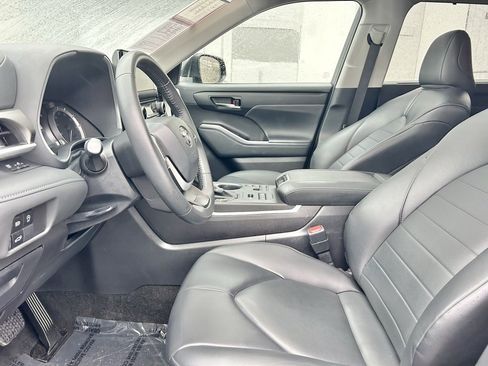 Certified 2024 Toyota Highlander XLE image 10