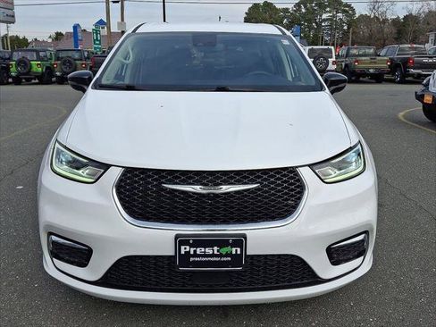 Certified 2024 Chrysler Pacifica Touring-L image 2