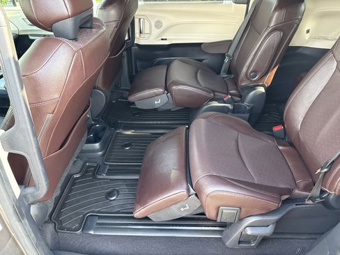 Used 2023 Toyota Sienna Platinum FWD image 18
