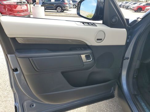 Used 2020 Land Rover Discovery HSE image 16