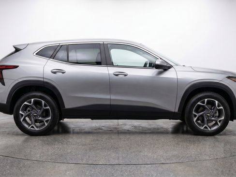 Used 2025 Chevrolet Trax LT w/ LT Convenience Package FWD image 11