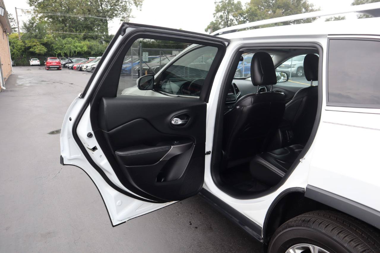 Used 2019 Jeep Cherokee Latitude Plus w/ Cold Weather Group FWD image 16