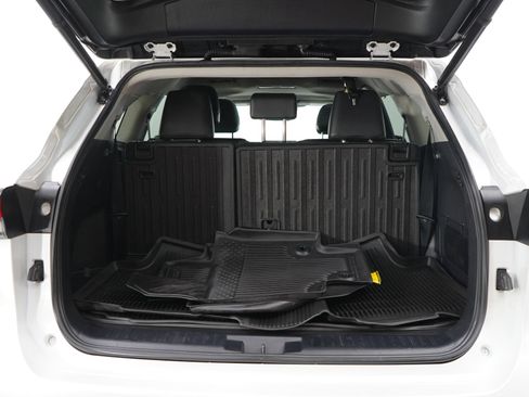 Used 2022 Toyota Highlander XLE image 17