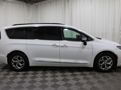 Used 2023 Chrysler Pacifica Limited FWD image 31