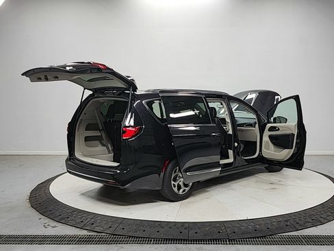 Used 2023 Chrysler Pacifica Limited FWD image 15