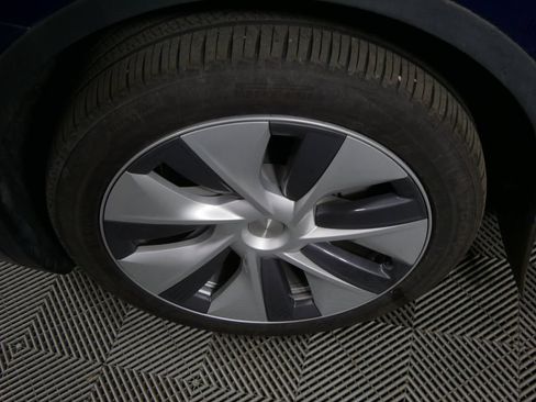 Used 2024 Tesla Model Y Long Range AWD/4WD image 9