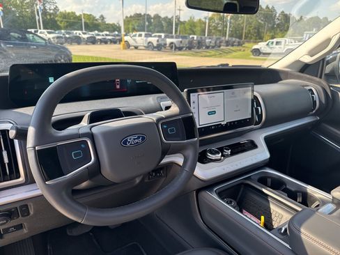 Used 2025 Ford Expedition Active AWD/4WD image 15
