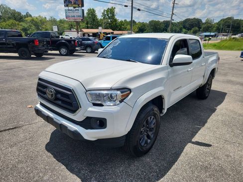 Used 2022 Toyota Tacoma SR5 AWD/4WD image 3