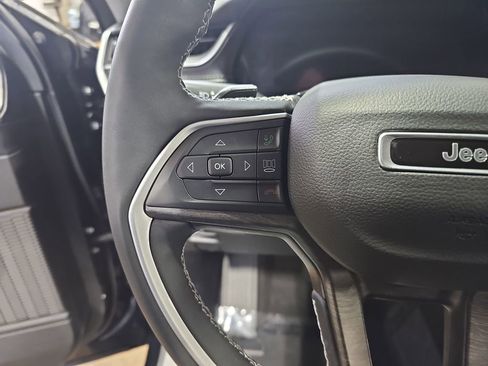 Used 2023 Jeep Grand Cherokee Limited image 16