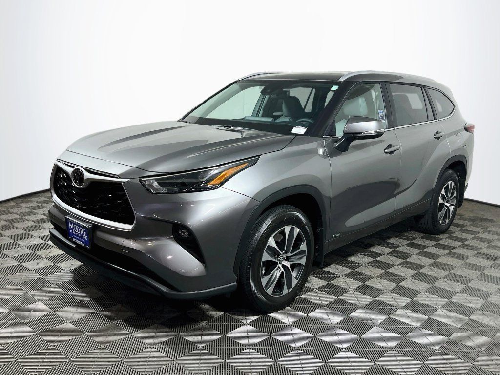 Certified 2026 Toyota Highlander XLE AWD/4WD image 3