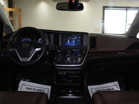 Used 2017 Toyota Sienna Limited Premium image 16