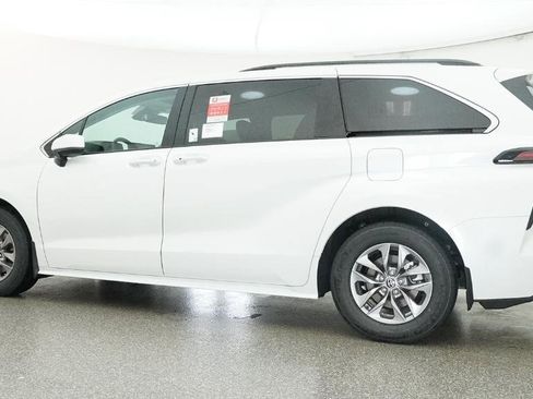 New 2026 Toyota Sienna XLE image 2