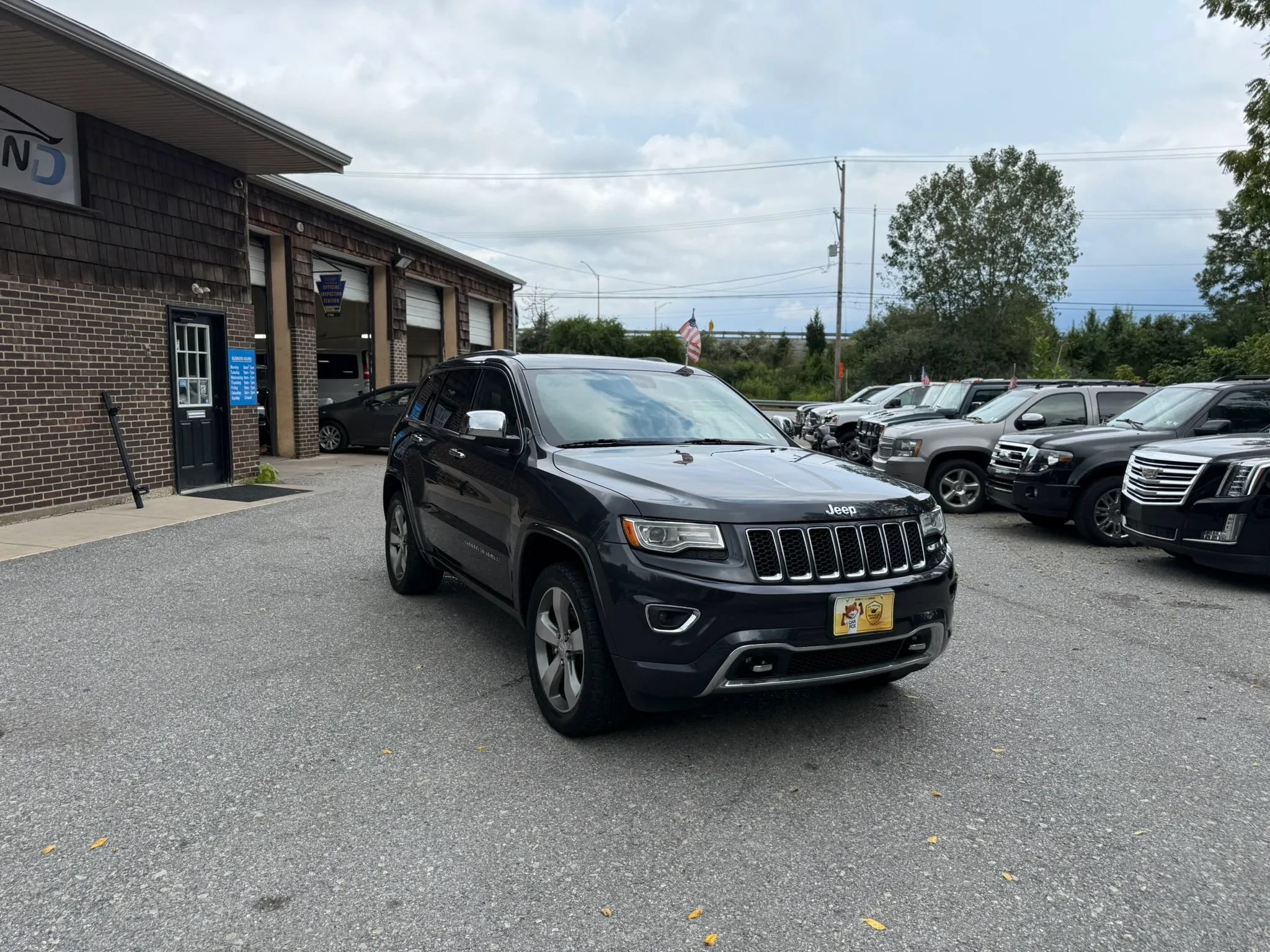 Used 2014 Jeep Grand Cherokee Overland AWD/4WD image 2