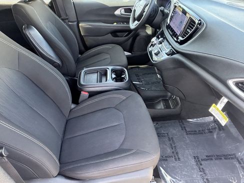 Used 2024 Chrysler Pacifica Touring FWD image 9