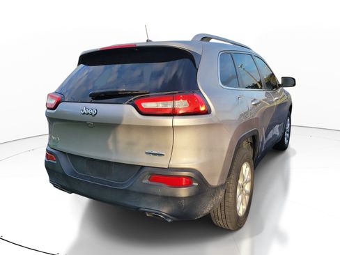 Used 2017 Jeep Cherokee Latitude AWD/4WD image 4