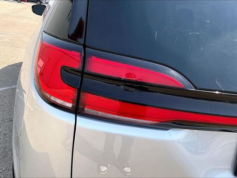 Used 2024 Chrysler Pacifica Touring-L FWD image 23
