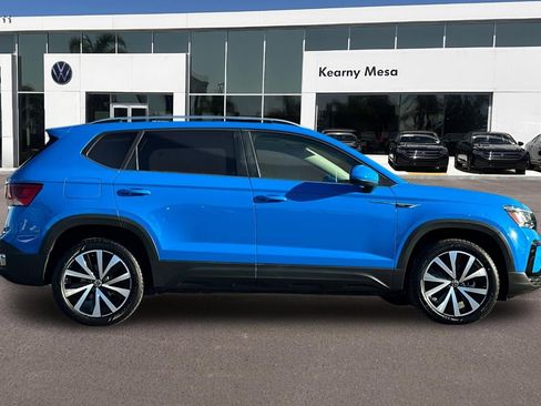 Used 2022 Volkswagen Taos SE w/ Panoramic Sunroof Package image 3