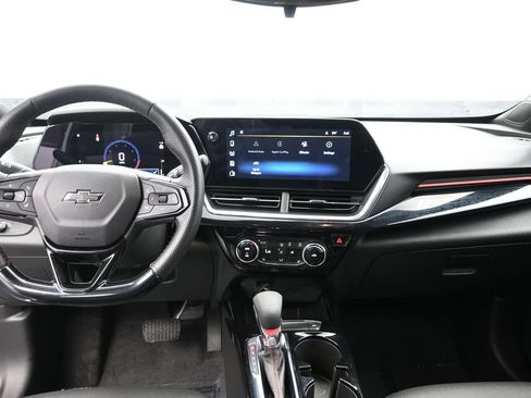 Used 2025 Chevrolet Trax RS FWD image 14