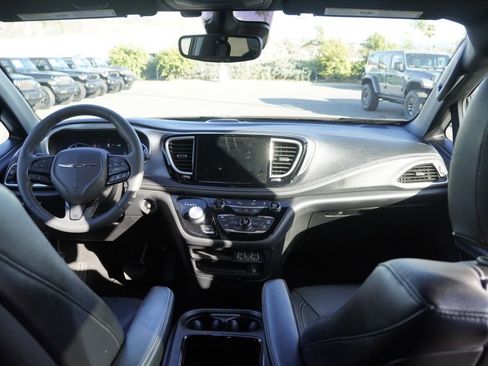 Used 2022 Chrysler Pacifica Touring-L w/ Uconnect Theater Family Group FWD image 24