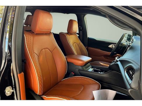 Used 2024 Chrysler Pacifica Pinnacle image 8