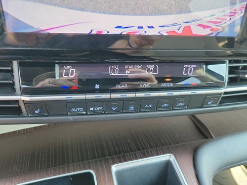 Certified 2023 Toyota Sienna XLE FWD image 18