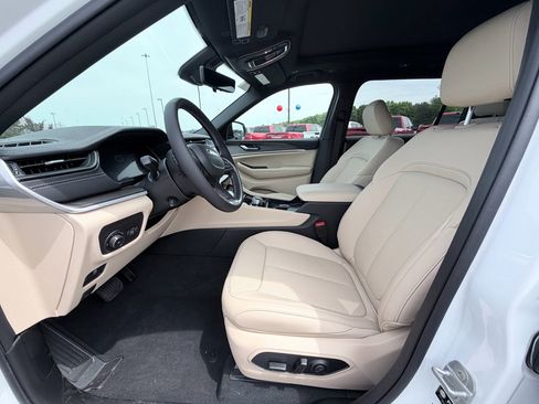 New 2026 Jeep Grand Cherokee L Limited RWD image 21