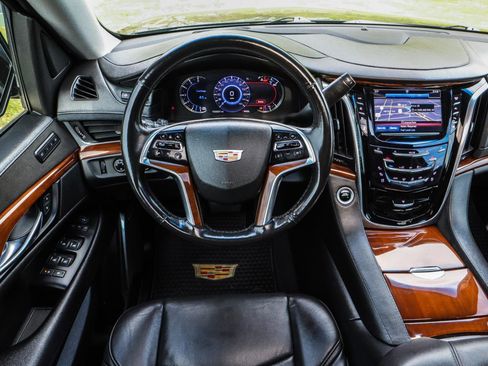Used 2018 Cadillac Escalade Luxury image 31