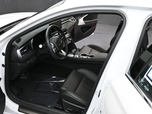 Used 2025 Genesis G70 2.5T image 11