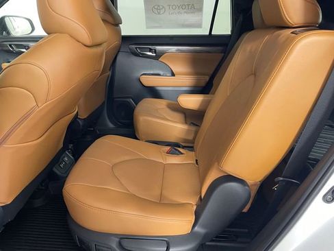 New 2026 Toyota Highlander Platinum AWD/4WD image 14