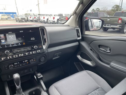 Used 2025 Nissan Frontier SV w/ SV Convenience Package image 26